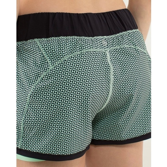 Lululemon In A Flash Short - Picture 4 of 10